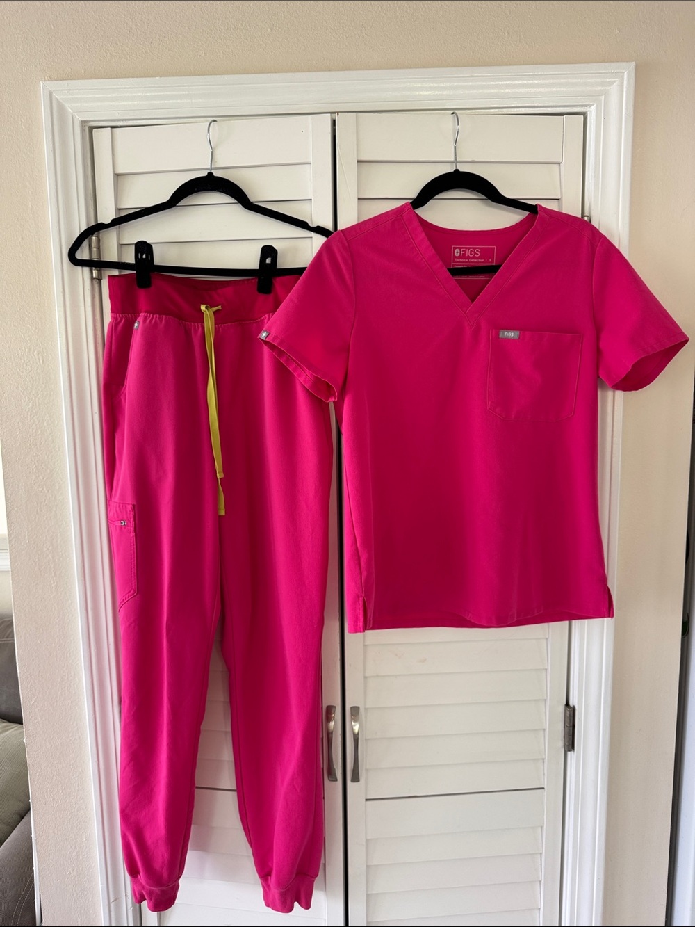 Figs neon pink scrub set